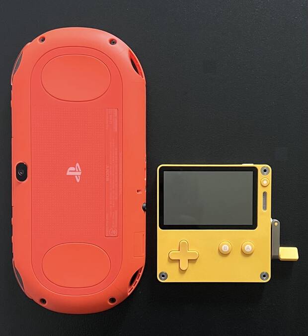 Comparativa de tamao junto a nuestra querida PS Vita.