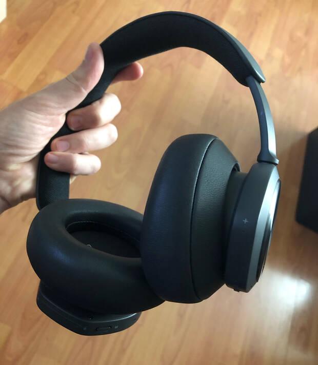 Como es habitual en los productos de esta marca, los Beoplay Portal tienen un diseño sobrio, elegante y sofisticado, muy alejado de cualquier producto gaming.