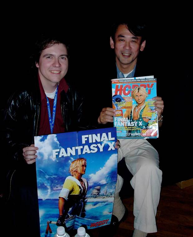 Navarro en el E3 junto a Shinji Hashimoto, productor de 'Final Fantasy X', posando con el n