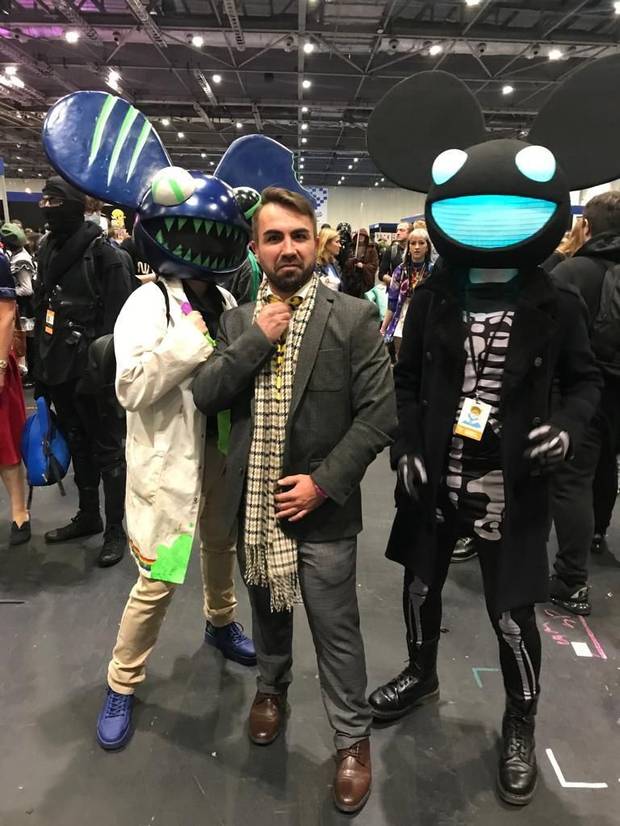 García posa entre dos cosplayers de Deadmau5 en la London Comic-Con el pasado octubre.