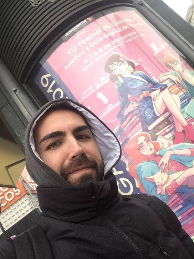 García delante de publicidad exterior de Mangafest en Sevilla.