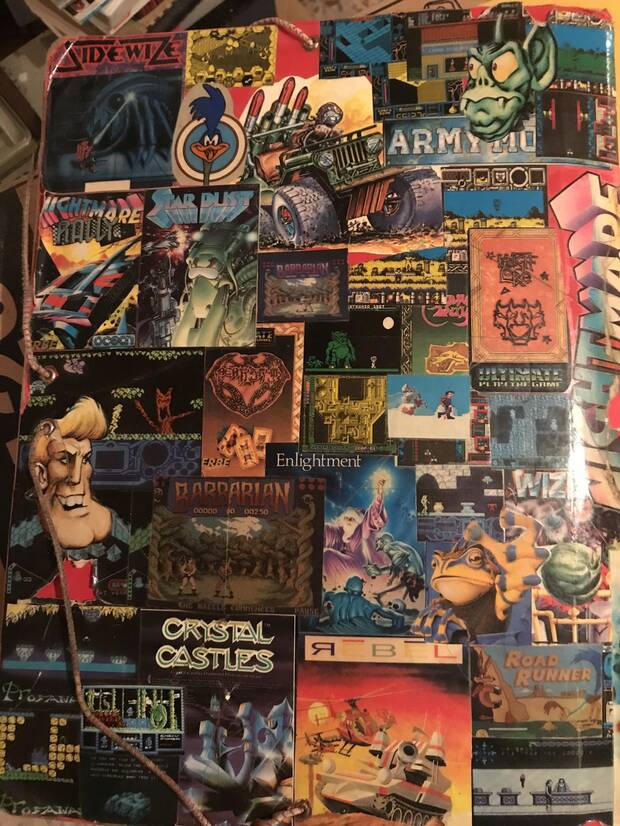 La carpeta de un Carlos Abril adolescente, con los juegos que admiraba.