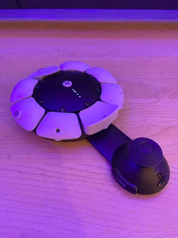 Al poder cambiar la distancia que separa la palanca de los botones se puede utilizar como un ‘stick arcade’.