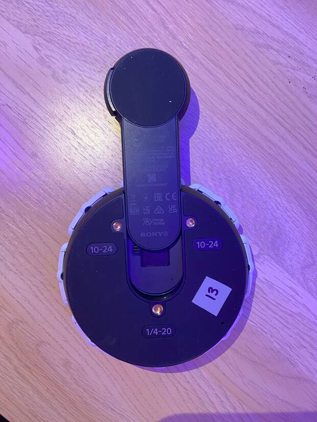 Se puede atornillar a soportes fijos o móviles para facilitar el acceso al mando.