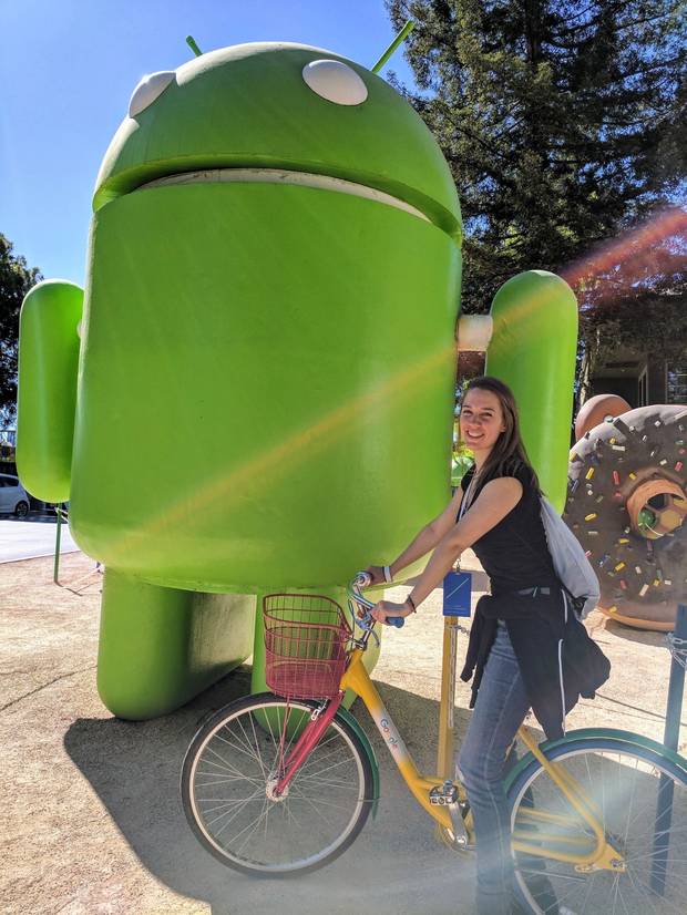 Castro junto a la imagen representativa de Android.