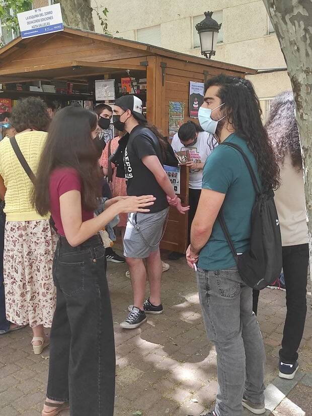 Gurpegui firmando en la Feria del Libro de Vallecas.