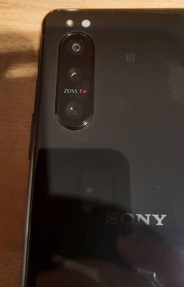 En la parte trasera encontramos tres lentes diferentes con 12 Mpx.