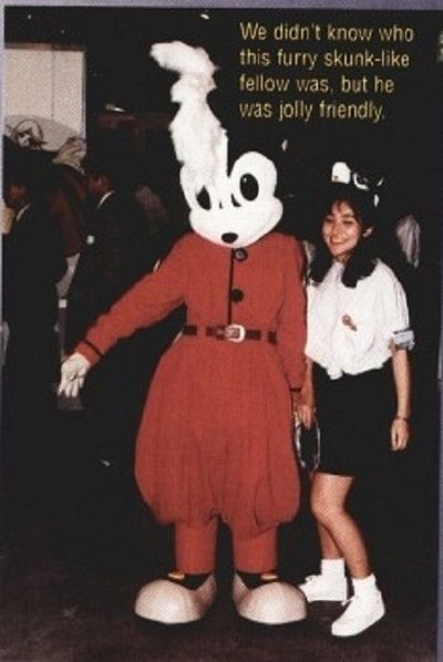 Disfraz promocional del juego, aunque parece que no hizo mucha promoción a juzgar por el pie de imagen, en el que aseguran no saber quién es.