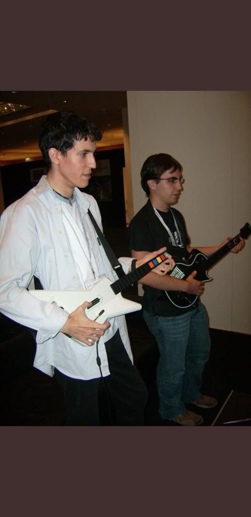 En 2007 dos redactores de Meristation, Ramón Méndez (izquierda) y Enrique García(Derecha) prueban Guitar Hero en la Gamescom.