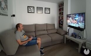 Vera jugando a Mortal Kombat 11