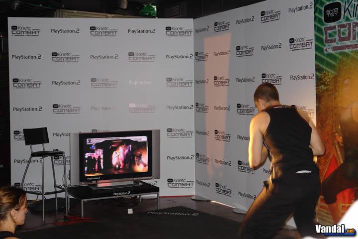 En 'EyeToy: Kinetic Kombat' había que esquivar los golpes de los enemigos gracias al tres entrenadores personales en más de 12 juegos de entrenamiento.