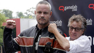 Gonzo con el diseñador Javier Mariscal en Gamelab 2010.