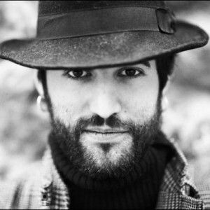 La barba, el pelo largo y el sombrero son señas de identidad de Santo. (Foto: Javi Miquéleiz).