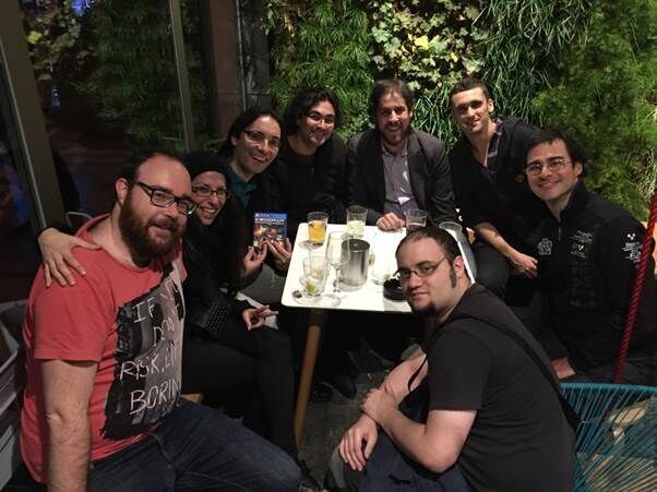 Celebrando después de los Cowboy Awards, con varios desarrolladores.
