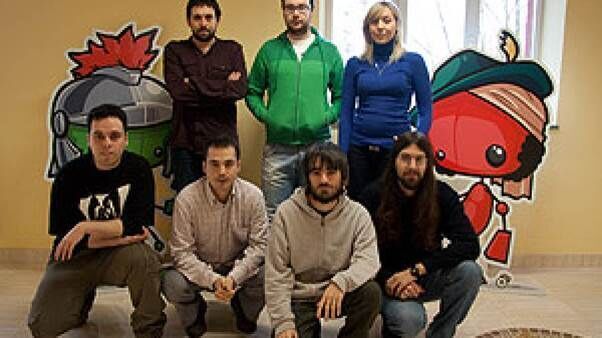 Small Wonders. Detrás: Juan Araujo (CEO), Joan Albero (diseño), Noelia Rodriguez (arte), Jorge Souto (programador), Pepe Marti (programador), Eduardo Veiga (diseño), Ivan Mouronte (arte).