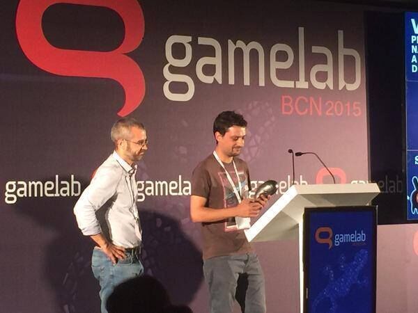 Fernando Tarragato y Francisco Javier Soler recogieron un premio Pulga en Gamelab 2015 por 'Super Soccer Club', de Pyro Mobile, mejor juego español para smartphone/tablet.