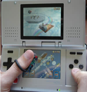 Nintendo nos ofreció la posibilidad de jugar con un stick virtual utilizando un trozo de plástico amarrado a nuestro pulgar.