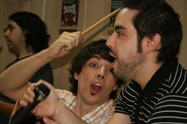 De izquierda a derecha: Maeso, Juan García y Lázaro Fernández, probando 'Guitar Hero'.
