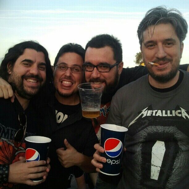 La prensa viendo a Metallica en Barcelona cuando presentaron 'Guitar Hero: Metallica'. De izquierda a derecha: Maeso, Sanz, Tomás Fernández (Los 40) y Bruno Sol (Revista Oficial PlayStation).