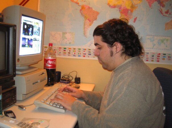 Maeso editando Xbox Magazine en casa del maquetador y director de cine Paco Limón.