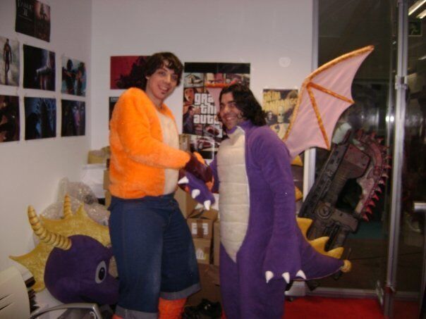 Juan García y Gustavo Maeso como Spyro y Crash.
