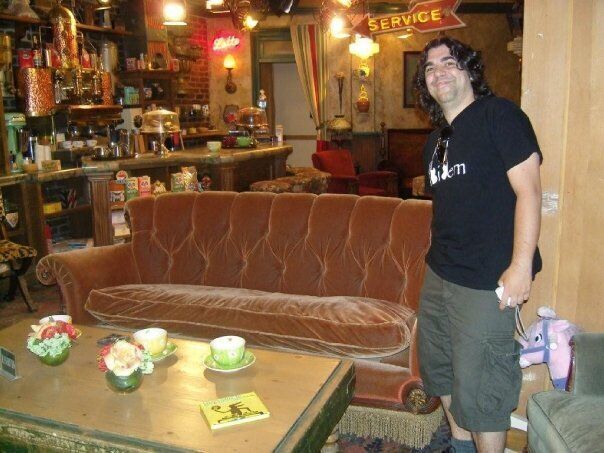 En algunos viajes daba tiempo a algo de turismo. En la imagen, Maesto en el Central Perk de la serie Friends, en los estudios Warner en Los Ángeles.