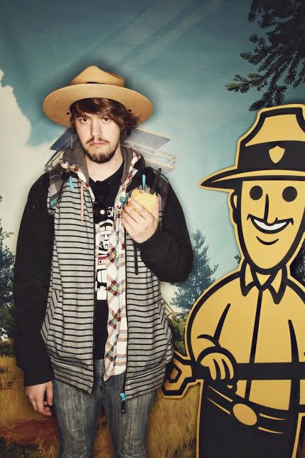 Verz en el estand de 'Firewatch' en la PAX.
