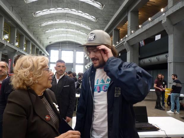 Edu Verz junto a la anterior alcaldesa de Madrid, Manuela Carmena, en el Guerrilla Games Festival. 'Aún espero un juego de mesa que me prometió', dice el desarrollador.
