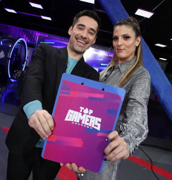Oliveras junto a Jordi Cruz, presentador de Top Gamers Academy. El programa se pudo ver en Twitch, los canales de PlayStation y Neox.