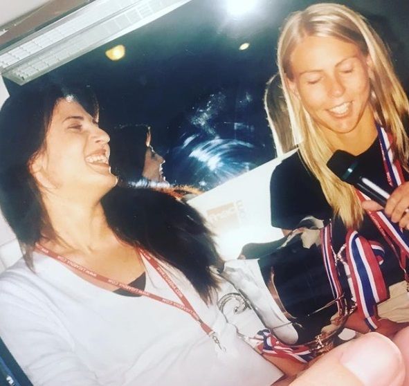 Oliveras sujeta una foto en la que está con 'AurorA', miembro del equipo con el que fue campeona del mundo en 2003.