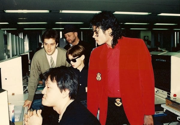 Mark Cerny le muestra a Michel Jackson lo que están preparando en las oficinas de Sega.